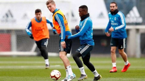 皇家马德里备战赫塔菲：克罗斯训练场秀“滑稽时刻”，拉莫斯伤缺引关注