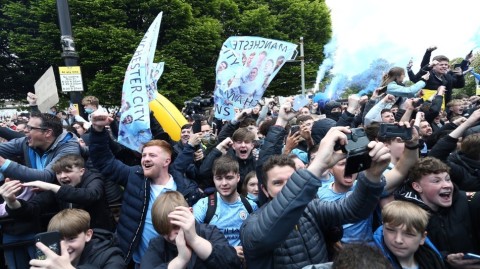 蓝月当空，激情重燃：曼城球迷街头狂欢，定格英超封王之夜