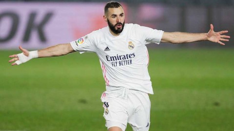 伯纳乌的冬夜焰火：卡塞米罗与笨马联袂演绎破冰之战，皇马五连胜追平榜首