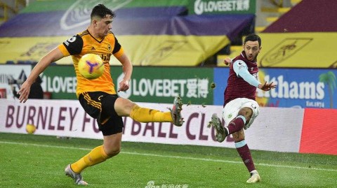 特夫摩尔球场的冬夜，红酒军团用斗志浇灭狼群