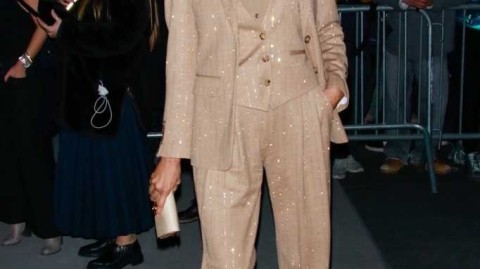 纽约夜空下的纯色魅影：伊莉娜·莎伊克深夜赴约，超模气场全开