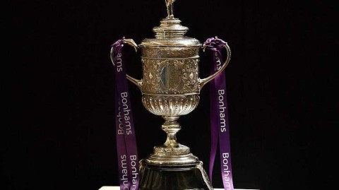 穿越一个多世纪的荣耀：现存最古老足总杯奖杯在伦敦拍卖会上绽放历史光芒