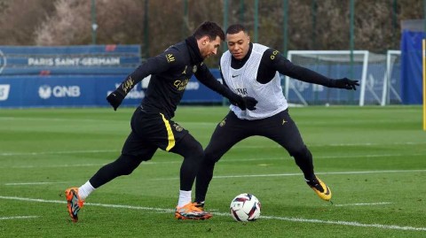 巴黎圣日耳曼训练场上演巅峰对决 梅西轻巧盘带直面姆巴佩严密盯防