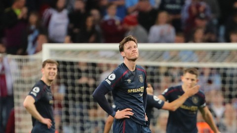 英超补赛激战维拉公园 维拉与伯恩利握手言和