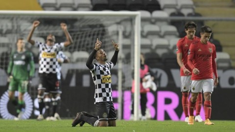 葡超寒夜爆冷，博阿维斯塔三球掀翻领头羊本菲卡