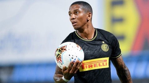 蓝黑军团遭遇疫情重击，阿什利·扬确诊时刻