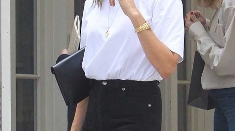 极简主义的胜利：贝嫂维多利亚以黑白撞色荧光，定义夏日干练新风尚