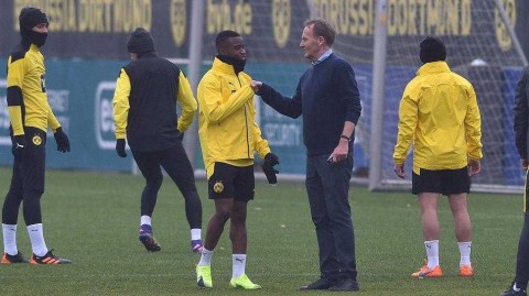 温情信号：欧冠重压之下，多特CEO瓦茨克与15岁“纪录收割机”穆科科的场边密语