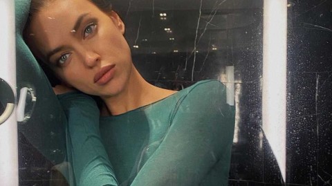 伊莲娜三十四岁惊艳回归 岁月沉淀后的超模风采