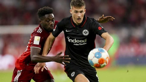 德甲冷夜！安联球场神话破灭，拜仁慕尼黑遭法兰克福逆转吞赛季首败