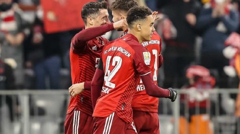 德甲霸主四球横扫柏林联合 莱万双响炮震撼安联球场