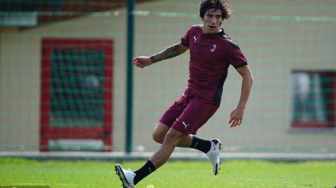 少年红黑梦启航：托纳利亮相米兰内洛，新赛季曙光初现