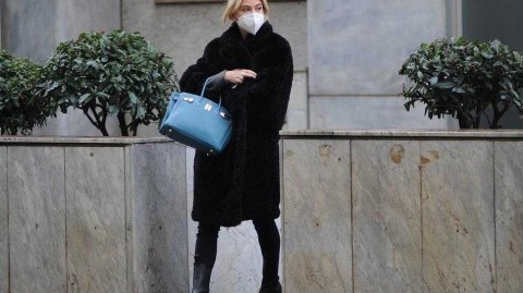 米兰街头邂逅优雅黑珍珠，意甲女神迪莱塔·莱奥塔全黑装扮难掩星光