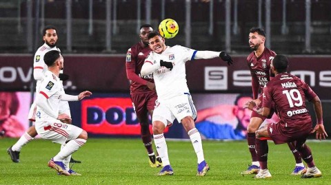 法甲经典战：里昂客场三球击溃梅斯，德佩埃坎比联手导演进球盛宴