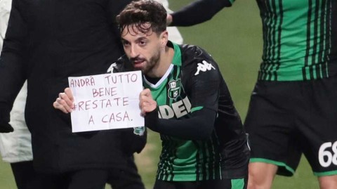 意甲前锋进球后举牌劝球迷宅在家中，暖意抗疫情