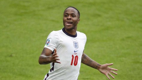 斯特林的温布利救赎：从“快乐男孩”到三狮军团领航员