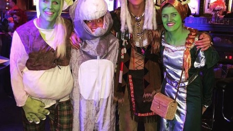 蓝军铁卫变身狂欢主角：大卫·路易斯三十二岁假面生日宴趣闻