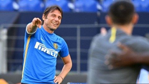 蓝黑军团静候欧联杯恶战 孔蒂神情自若督战训练场