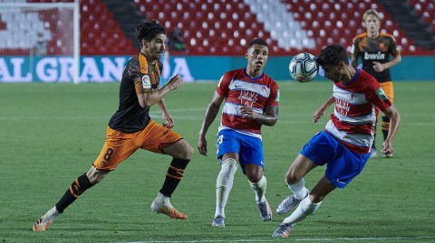 西甲硝烟再起：格拉纳达补时绝平瓦伦西亚，新卡梅内斯球场的激情盛夏夜