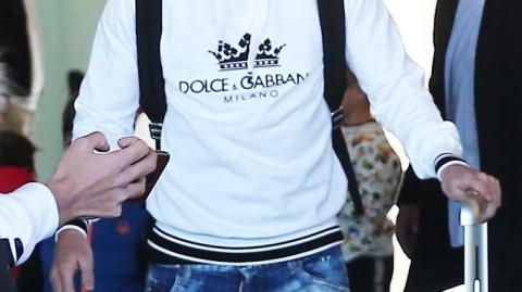 温情一幕！梅西与苏亚雷斯机场遭遇球迷“围堵”，有求必应暖人心