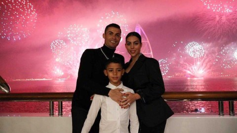 C罗家族迪拜暖阳行 乔治娜海滨定格时尚瞬间