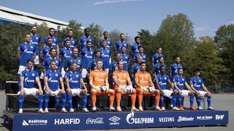 皇家蓝的新篇章：回望沙尔克零四在希望与阴霾中定格的202021赛季全家福