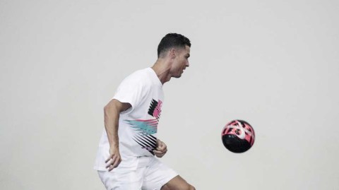 克里斯蒂亚诺·罗纳尔多在新加坡与小学生亲切互动展现超凡魅力