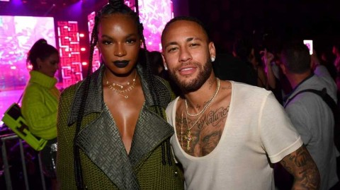 绿茵巨星闪耀时尚之都：内马尔携巴黎队友亮相巴黎时装周，与维密超模留下璀璨瞬间