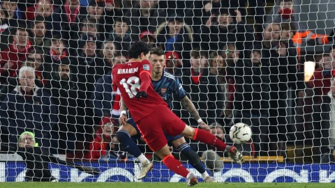 联赛杯激战安菲尔德，十人枪手力保城门不失