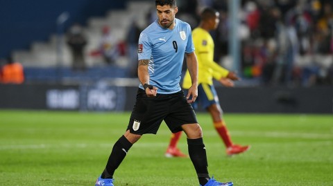 蒙城蓝白对决：乌拉圭激战哥伦比亚，苏亚雷斯进球无效平局收场