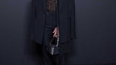 内马尔女友全黑造型惊艳巴黎时装周尽显超模风范