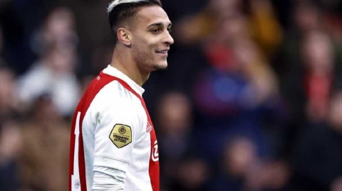 天价转会的瞬间：从阿姆斯特丹到曼彻斯特的亿元旅程