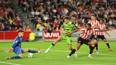 布伦特福德社区球场的逆转之夜：蜜蜂军团击退森林流浪者