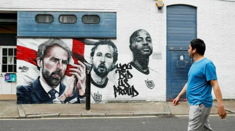 伦敦墙上的英雄赞歌：英格兰欧洲杯虽败犹荣，艺术家创作壁画致敬三狮军团