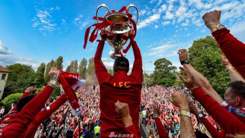 利物浦，你永不独行！欧冠冠军巡游，整座城市陷入红色狂喜