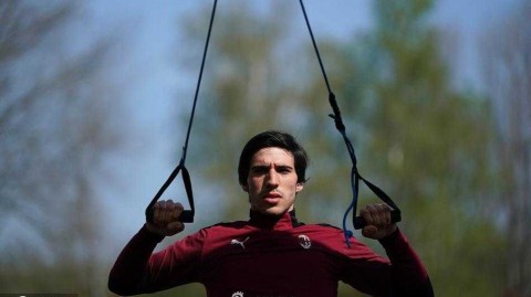 红黑军团集结！托纳利禁赛阴霾下回归，AC米兰全力冲刺联赛