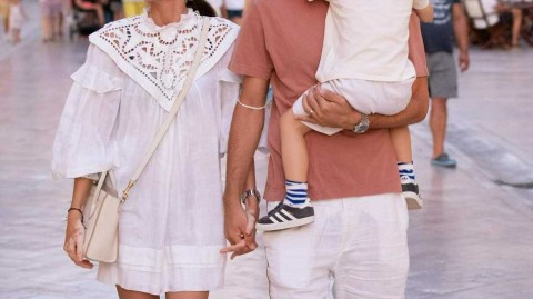 巴德利怀抱爱女漫步杜布罗夫尼克 定格夏日最暖“奶爸”风景