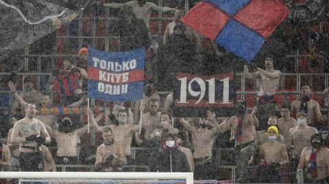 莫斯科的雪与火 中央陆军球迷零下四度赤膊助威写就热血战歌