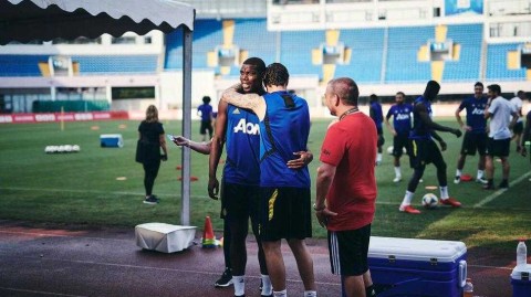 夏训温情一幕：博格巴上海拥抱的是谁？揭秘红魔远东行花絮