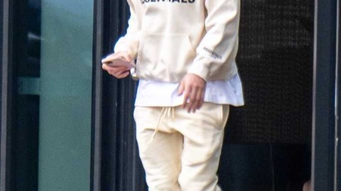 沉默是金，步履坚定 深陷绯闻旋涡的格里利什独自现身街头