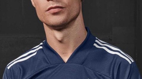 斑马军团暗夜蓝装闪耀，C罗迪巴拉联袂演绎尤文新赛季客场风尚