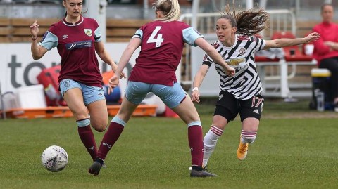 曼联女足狂胜伯恩利晋级路：足总杯赛场上的红玫瑰铿锵绽放