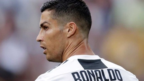 从超级球星到普通父亲：C罗的抗疫宣言与温暖善行