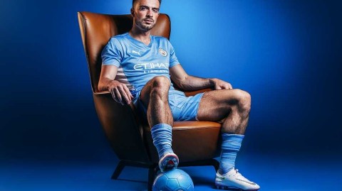 格拉利什身披曼城战袍首拍官方写真，蓝月亮的十号新主人自信亮相