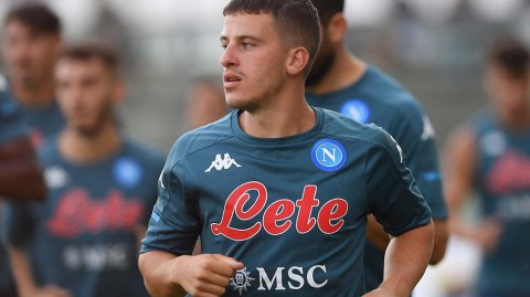 蓝衣军团整装待发，镜头下的那不勒斯夏训脉搏