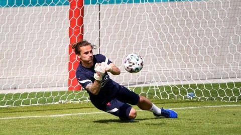 法国队赛前放松出新招 格列兹曼变身门将引逗队友