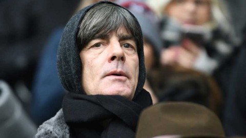 寒冬里的领航者：勒夫围巾裹面现身弗赖堡，目光如炬洞悉德国足球未来