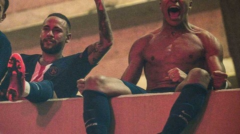 疫情难阻足球狂热，巴黎千人空场外逆风狂欢