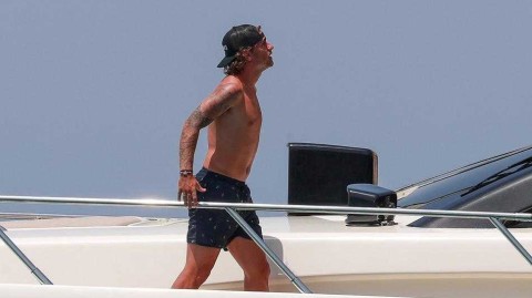 格列兹曼伊维萨岛悠然假期 阳光下等待命运揭幕