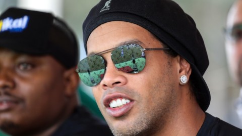 罗纳尔迪尼奥亮相肯尼亚友谊赛 非洲球迷热情依旧